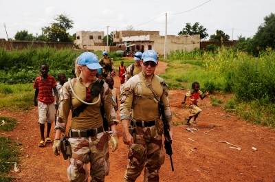 Norsk personell i FNs fredsbevarende styrkers FAST gruppe (Fly Away Security Team) på fotpatrulje i en landsby nær flyplassen i Bamako, Mali i 2016. Foto: Torbjørn Kjosvold / Forsvaret